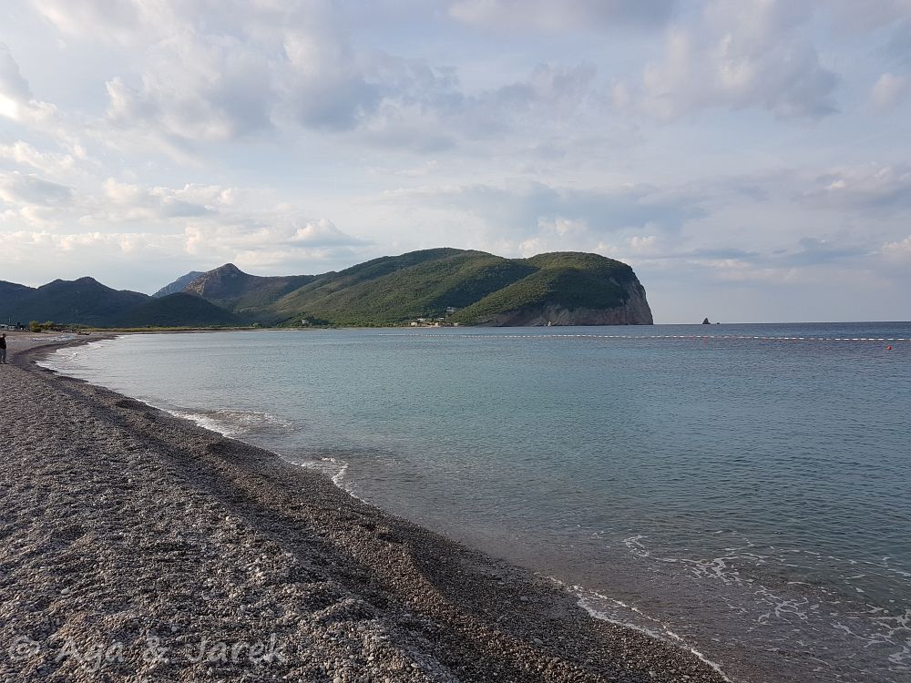 plaża z górą w tle