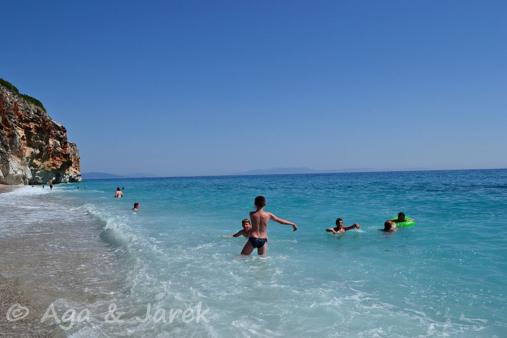 plaża z ledwo widocznymi górami