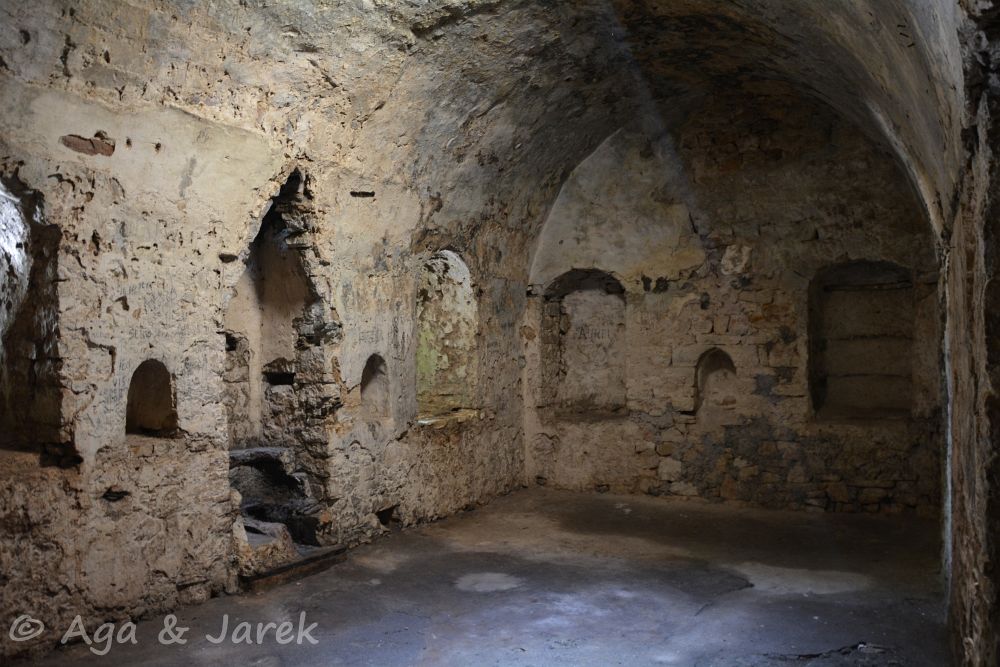 wnętrze starego fortu