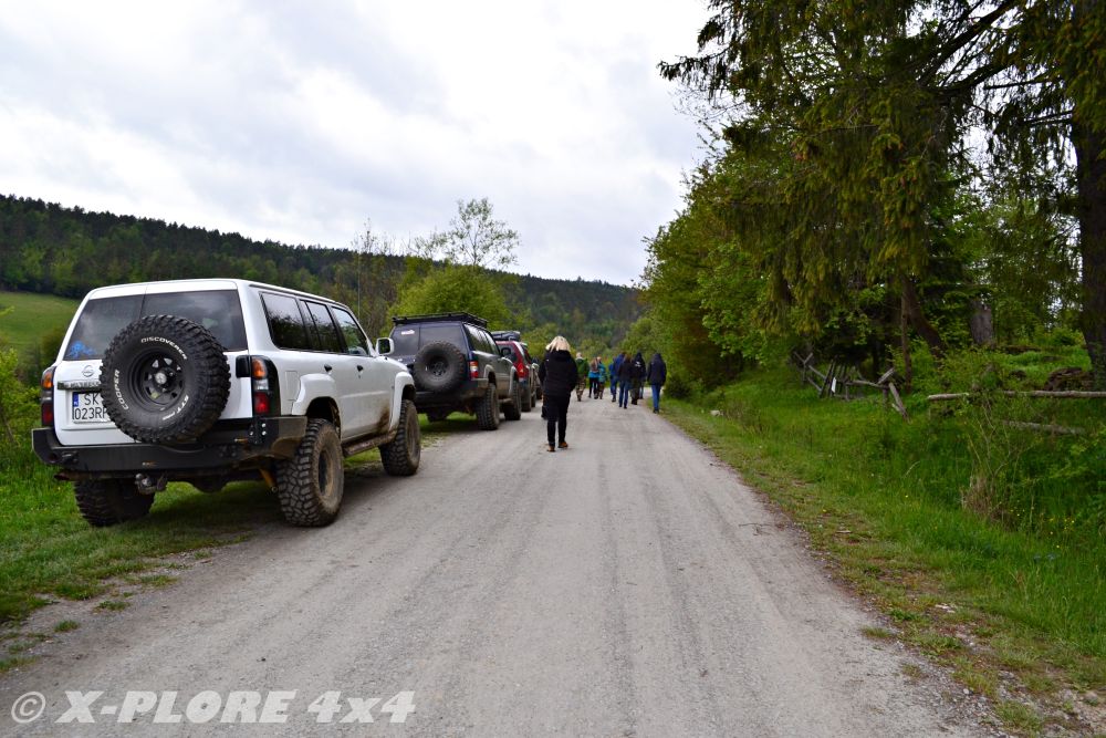 zaparkowane auta w kolumnie